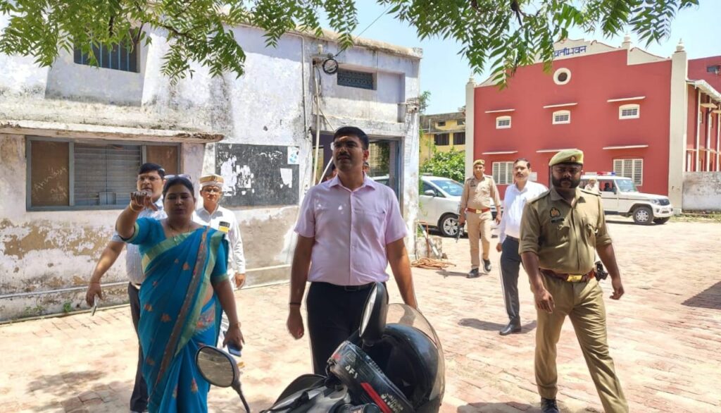 फोटो कैप्शन: जनपद के अधिकारियों संग परीक्षा केंद्रों का निरीक्षण करते जिलाधिकारी मनीष बंसल